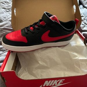 Boys/Girls Black and Red Nike Court Borough Low 2 Shoes size 3 youth